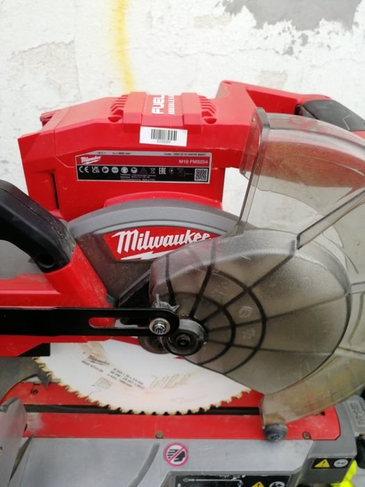 Milwaukee ukośnica FM s254