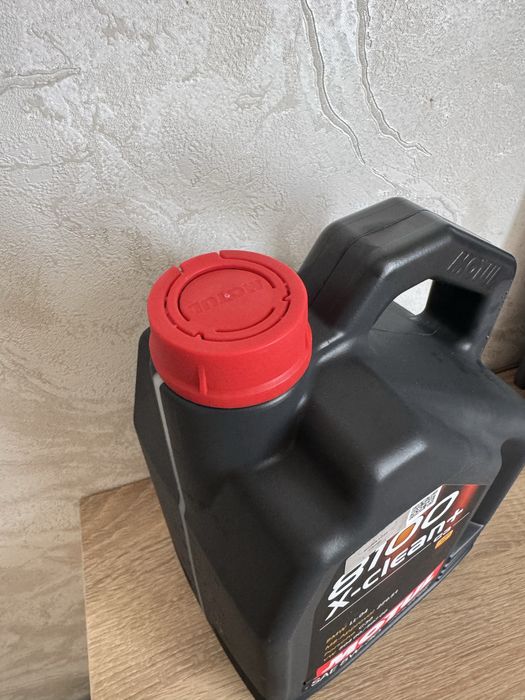 Моторна олива Motul