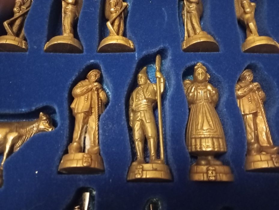 Tabuleiro de xadrez grande com peças em metal