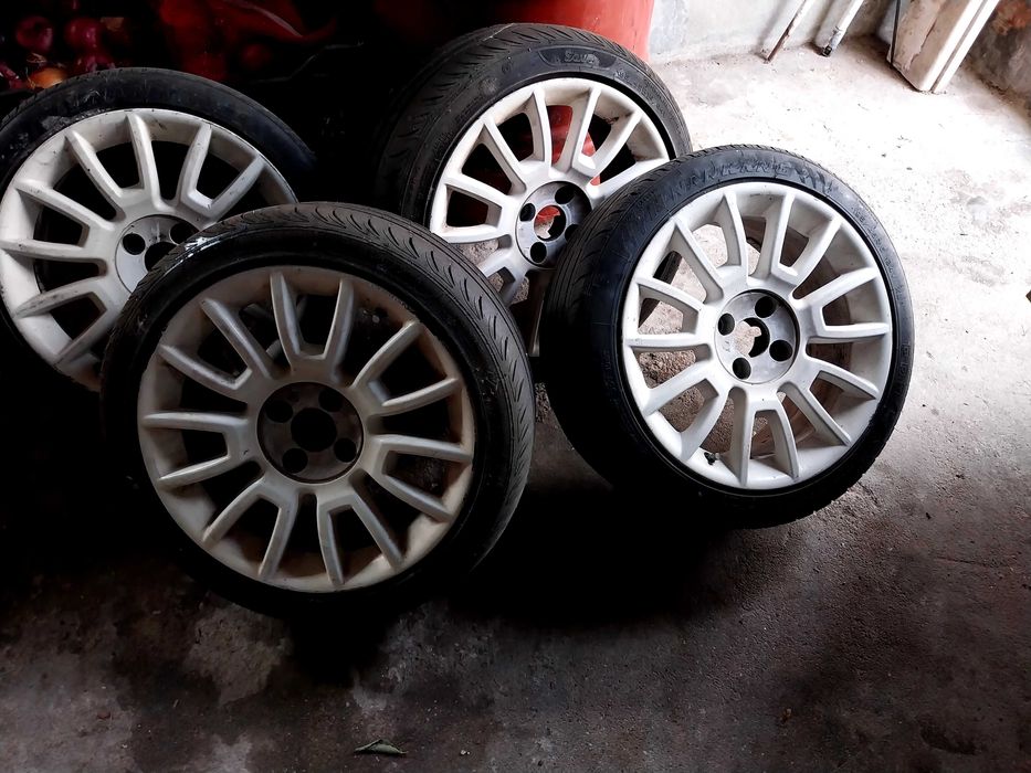 Jantes com pneu de cor branco os pneus estao em bon estado