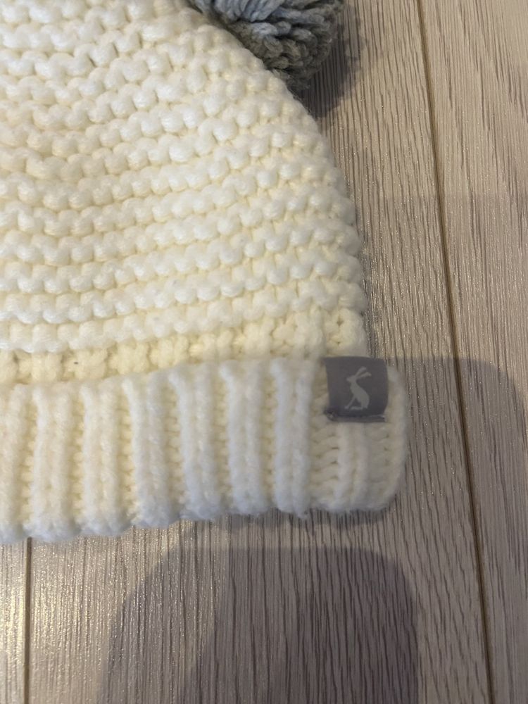Гарненька тепленька шапочка для малюка.