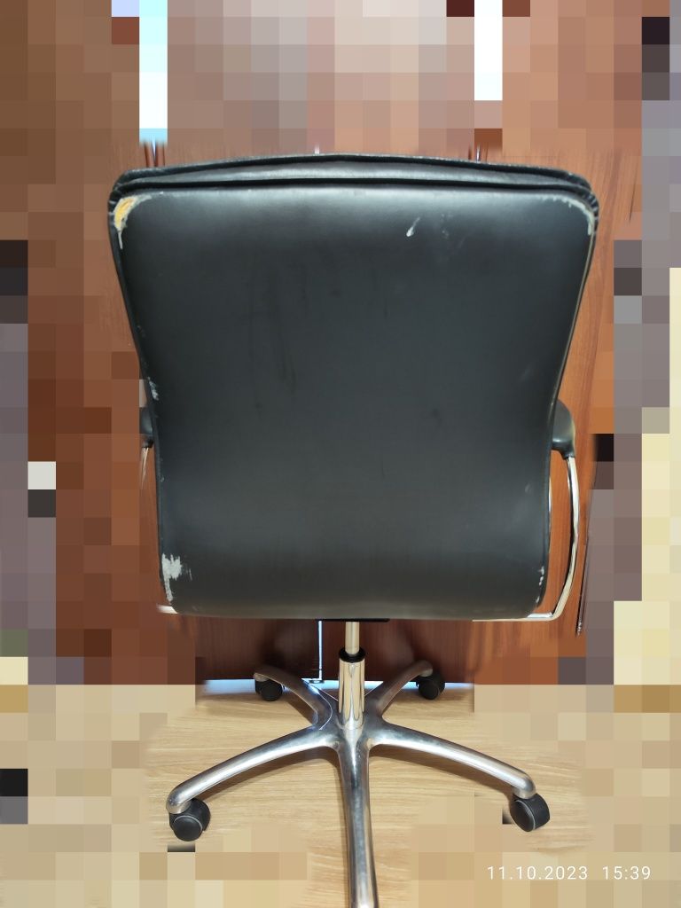 Стілець крісло офісне