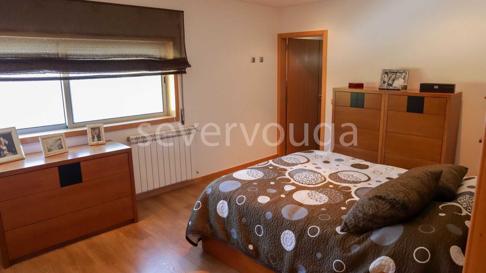 Moradia T3 em Sever do Vouga com garagem dupla e salão para festas.
