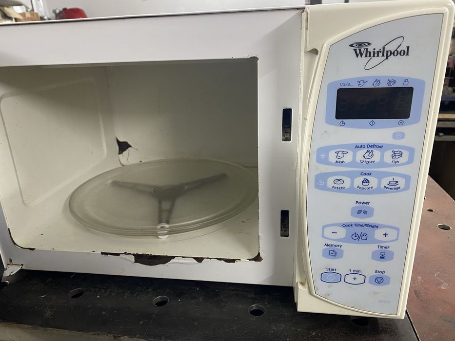 Мікрохвильова піч Whirlpool під ремонт.