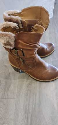 Botas castanhas salto alto