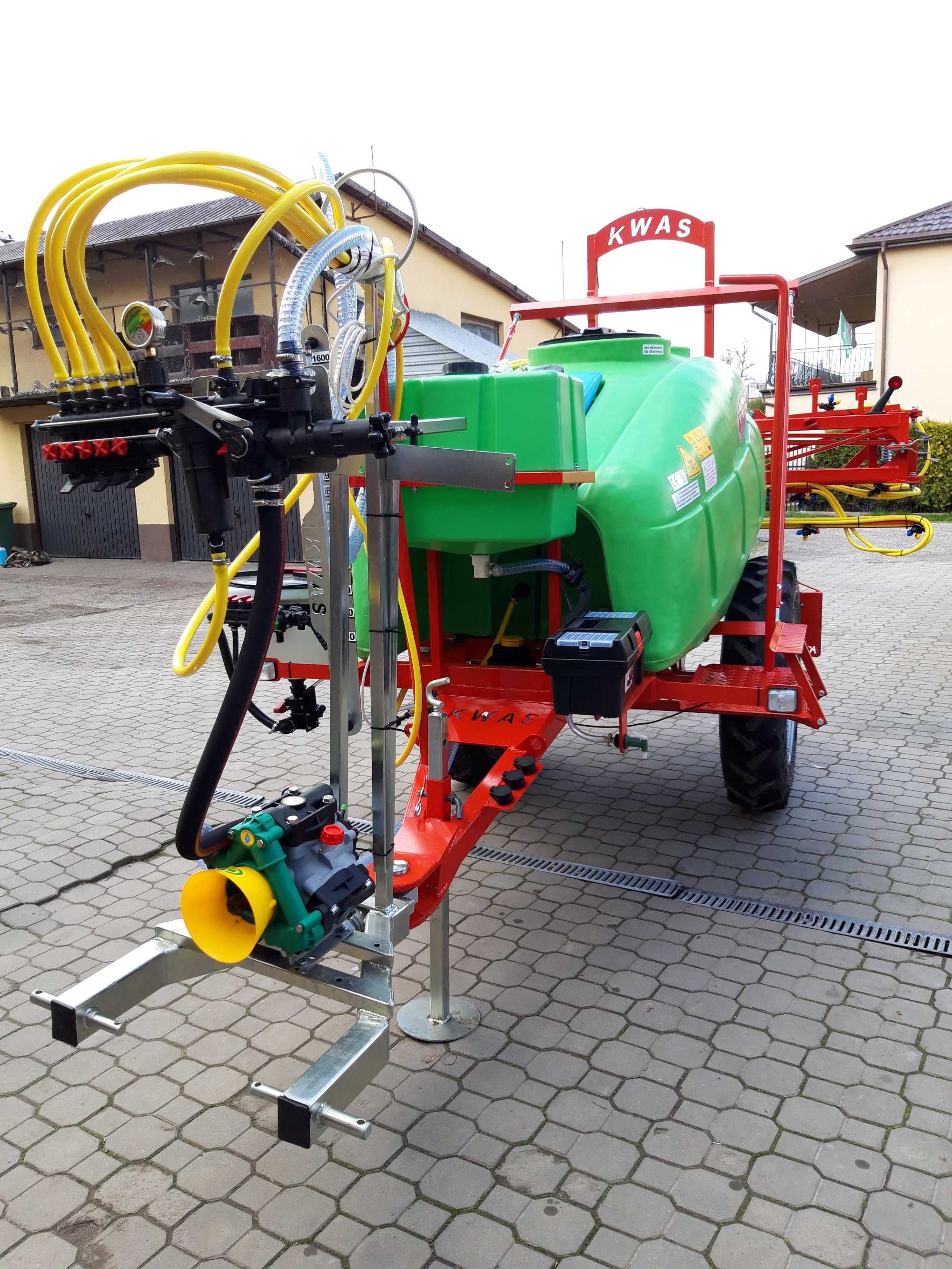 Opryskiwacz na kołach ciągany przyczepiany KWAS 1600l / 15m Producent
