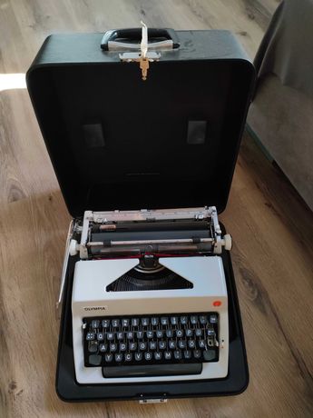 Niemiecka maszyna do pisania OLYMPIA twardy case na kluczyk