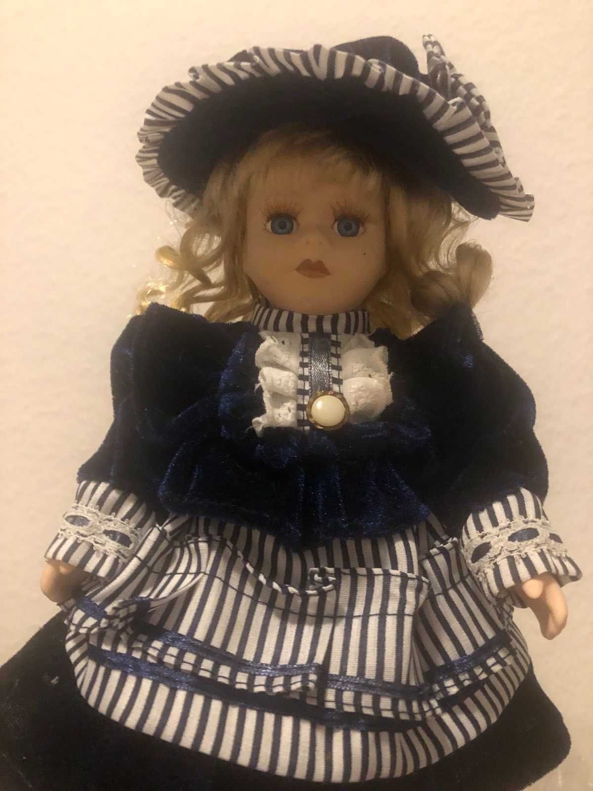 Кукла фарфоровая коллекционная. 22 см.