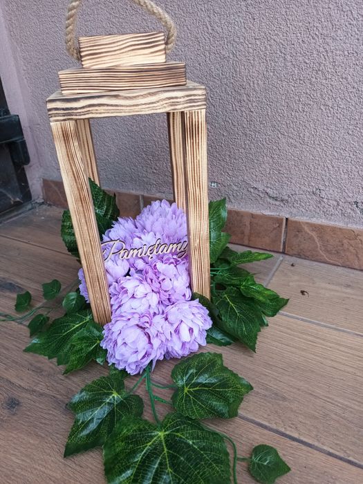 Lampion na cmentarz z chryzantemami