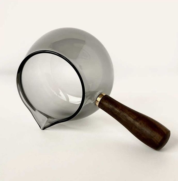 Скляна чаша з носиком і дерев’яною ручкою, із затемненим склом, 380 мл