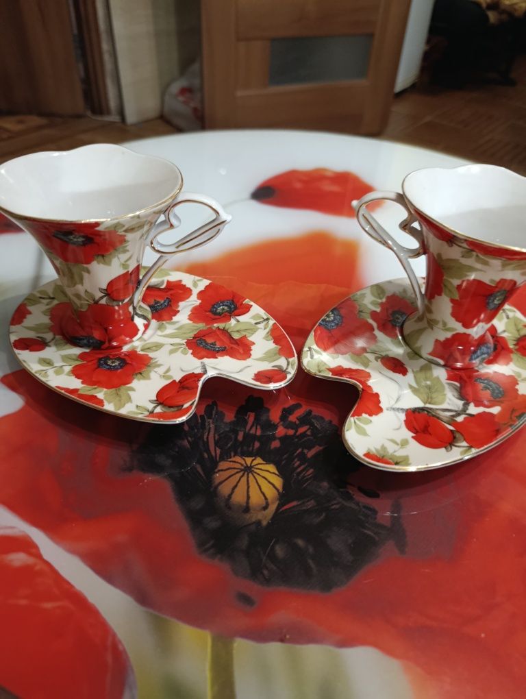 Две чайные пары с маками