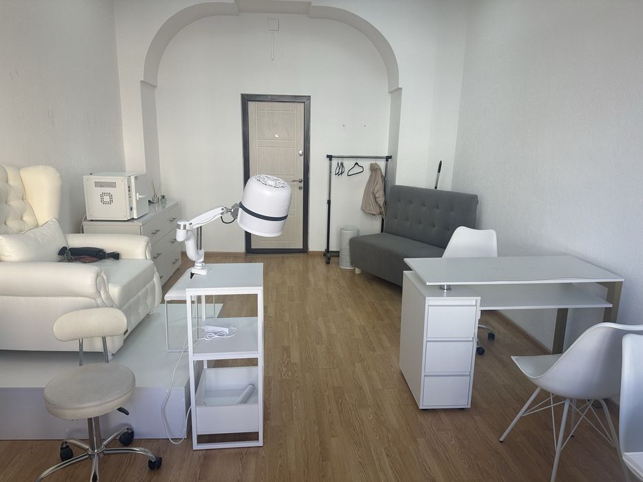 Робочі місця для майстра манікюра/бровиста