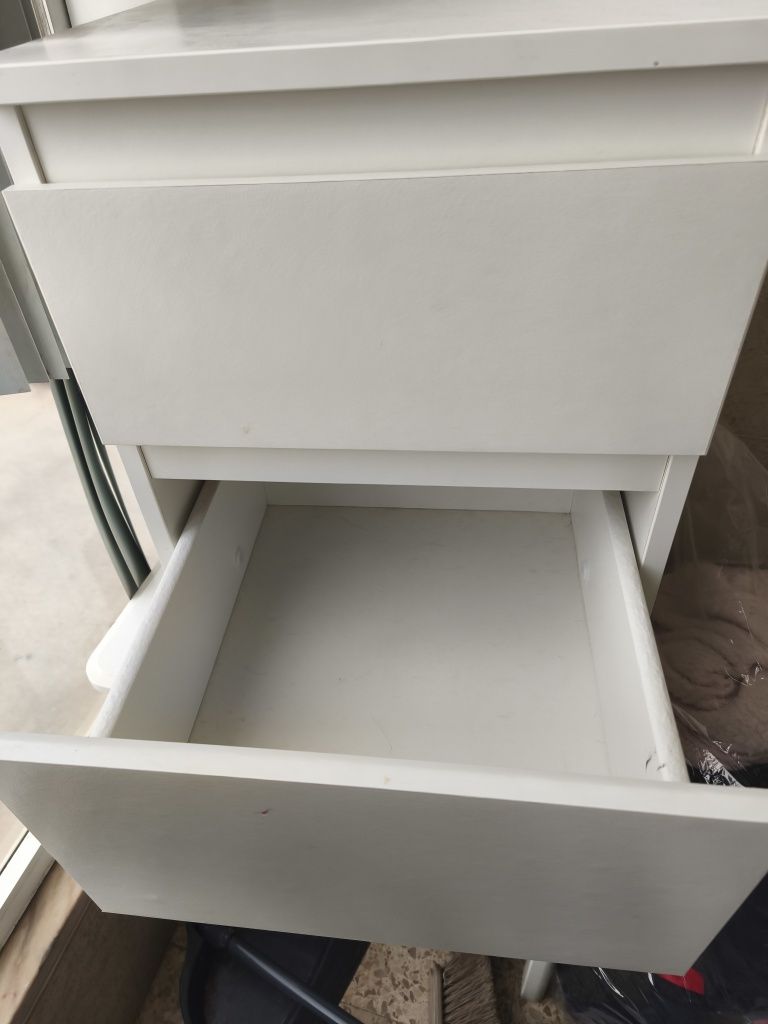 Mesa de cabeceira branca com 2 gavetas.