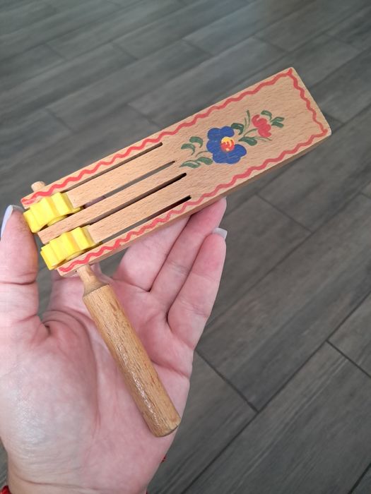 Трещотка, трескотуха  Музыкальный инструмент