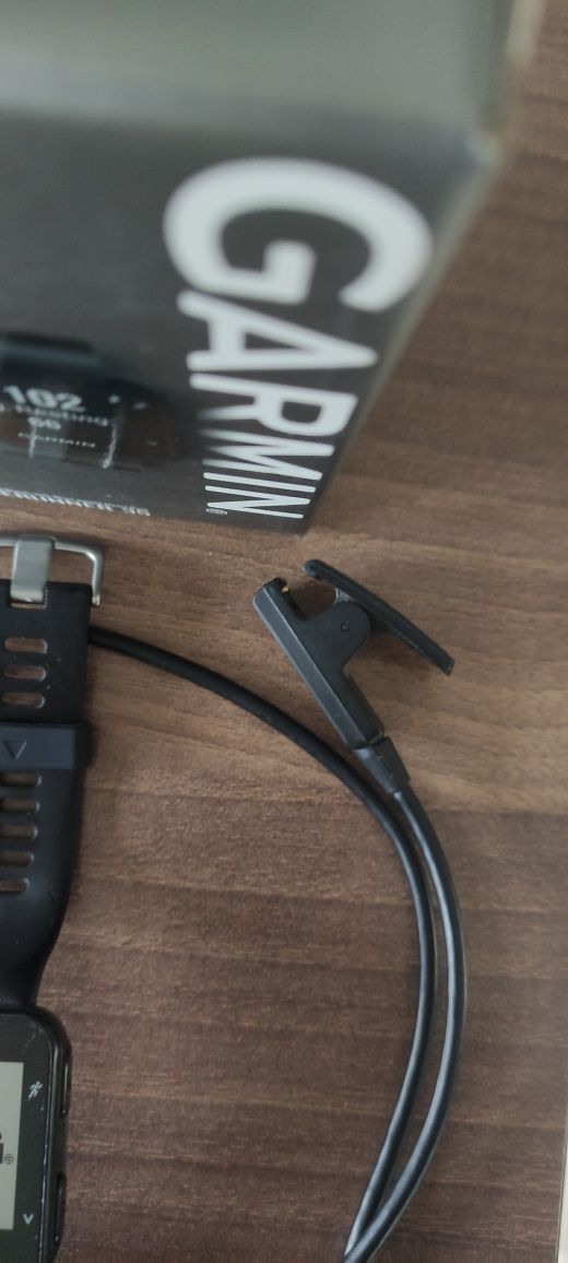 Kabel do ładowania Garmin Forerunner 35 ze smartwatchem uszkodzonym