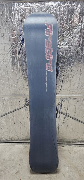 Deska snowboardowa ze sprawnymi wiązaniami