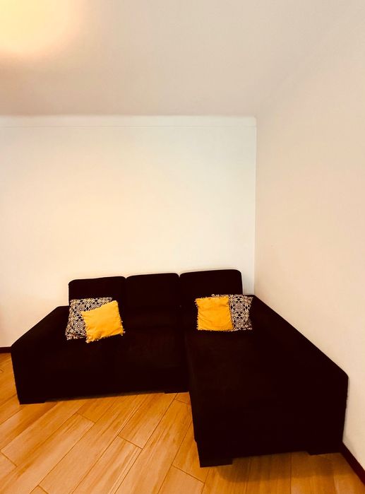 Sofá preto com chaise longue