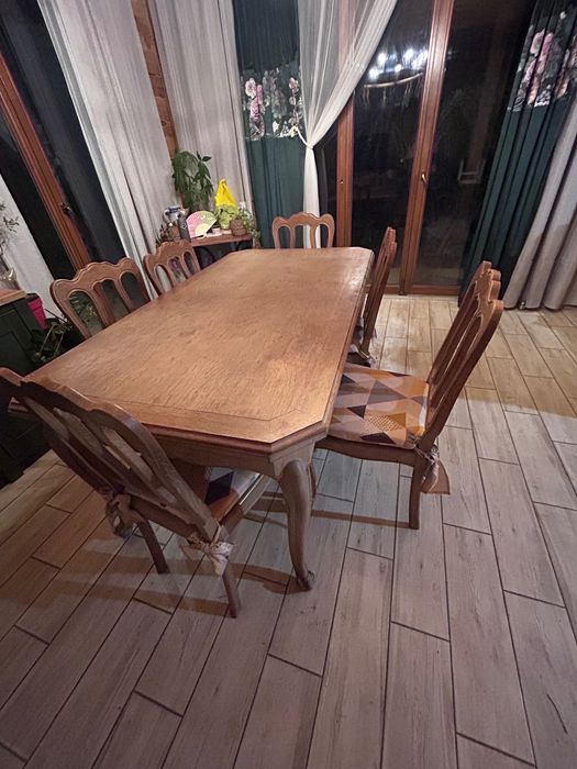Stół w stylu Ludwik z 6 krzeslami rozkładany 3 długości.
