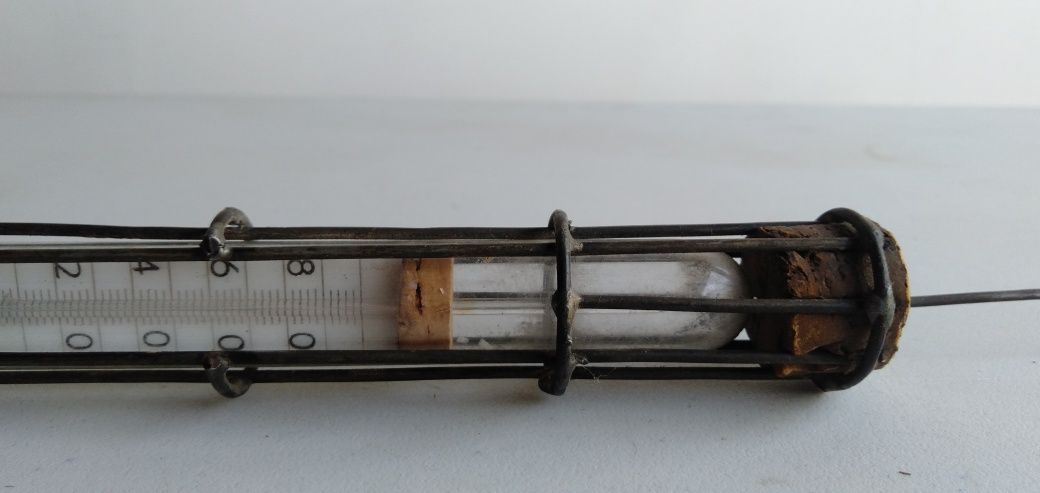 Stary termometr w drucianej odbudowie