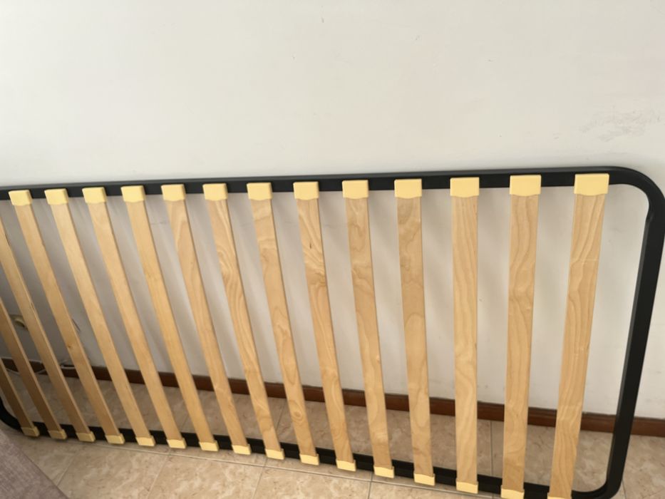 Vendo Cama/Estrado com pés
