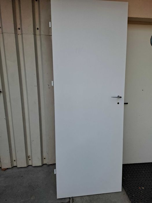 Skrzydło drzwiowe pełne Erkado 70 zamontowane tymczasowo na kilka dni