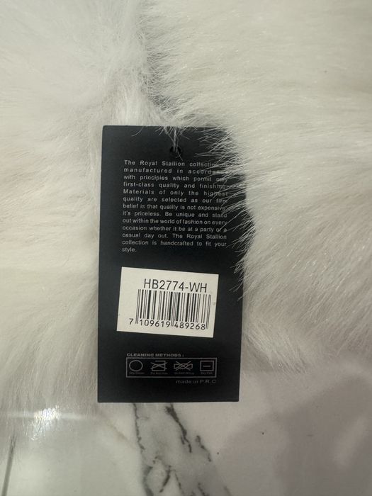 Біла хутряна повʼязка на голову