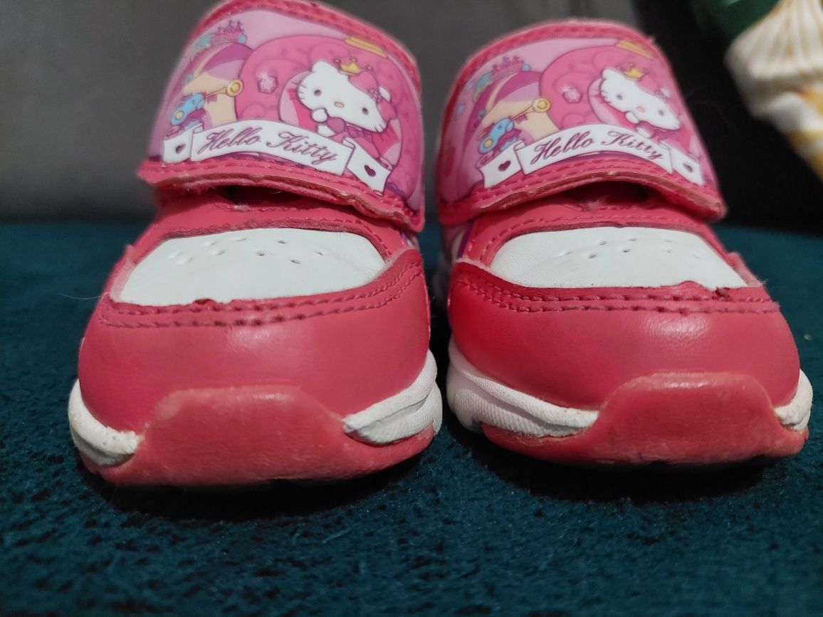 Buty Hello Kitty rozmiar 21 w świetnym stanie dla dziewczynki