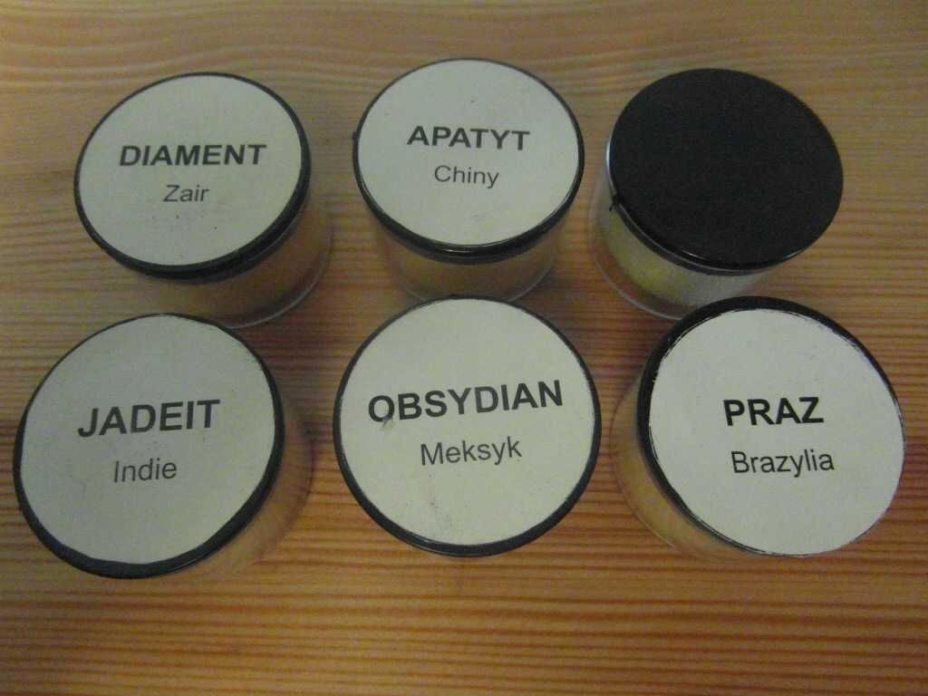 Zestaw miniatur kamieni i minerałów