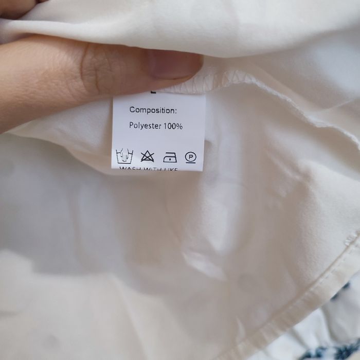 Нова жіноча блузка з темно-синім декоративним орнаментом