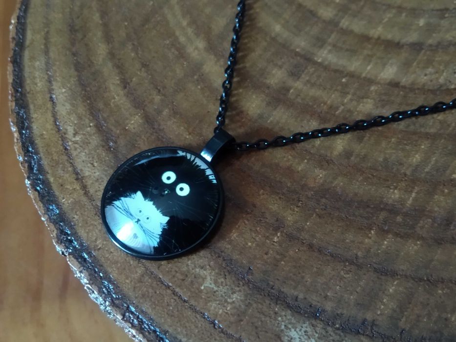 (NOVO, PORTES GRÁTIS) Colar com Pendente de Gatos em Branco e Preto