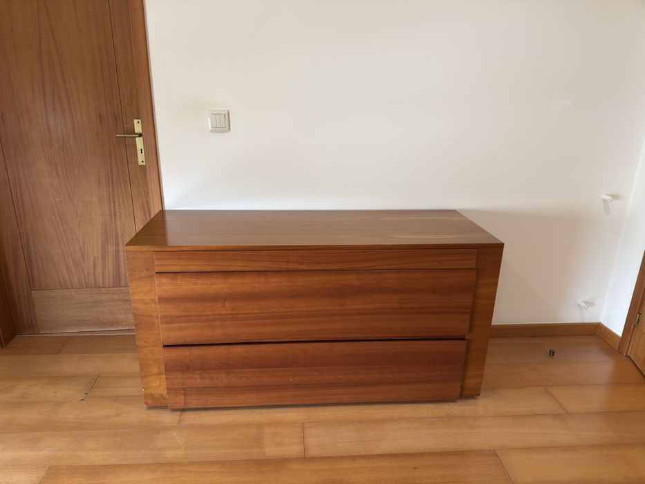 Mobília completa de quarto em madeira maciça