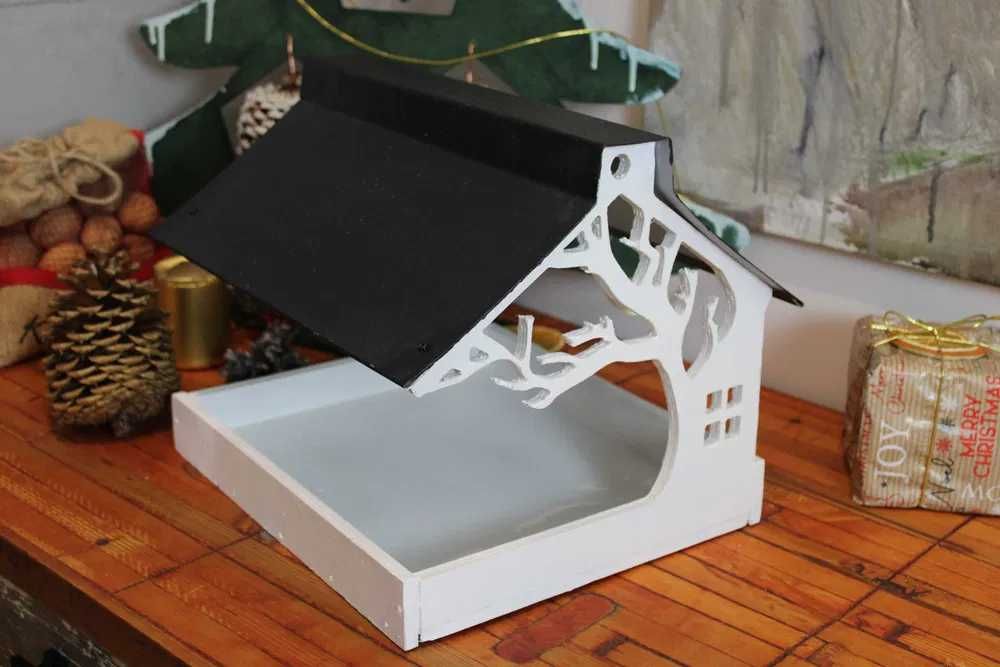 Karmik dla ptaków, oryginalny projekt, trwały daszek z blachy