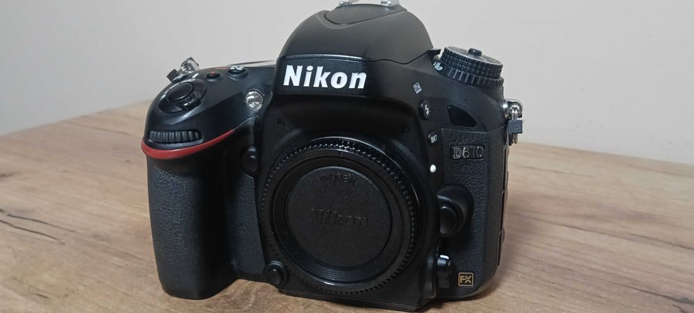 Nikon D610 body pelna klatka niski przebieg plus dodatki.