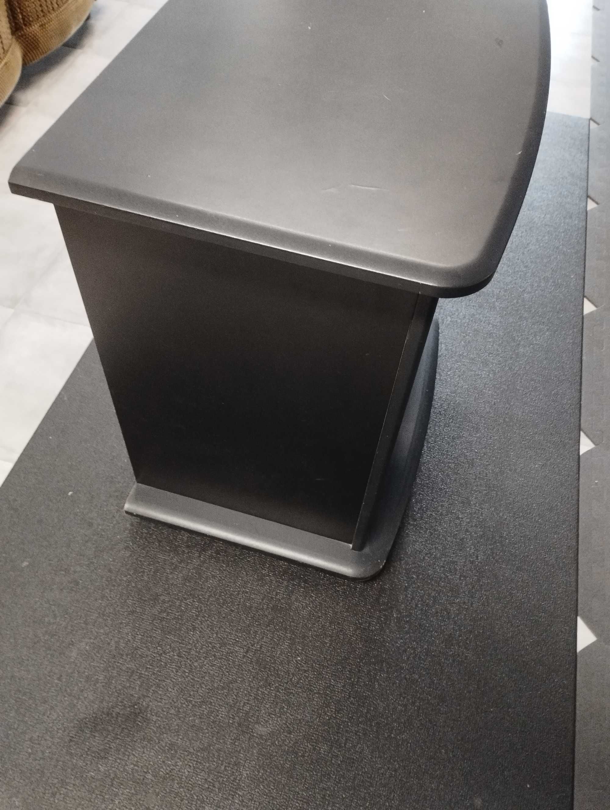 Móvel preto com portas de vidro e rodas