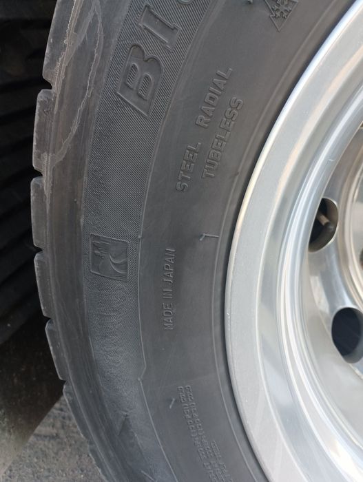 Продам резину 4 штуки