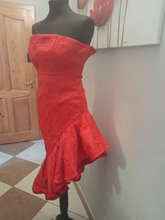 Czerwona elegancka sukienka falbanki bez ramiączek XXs xS 34 32