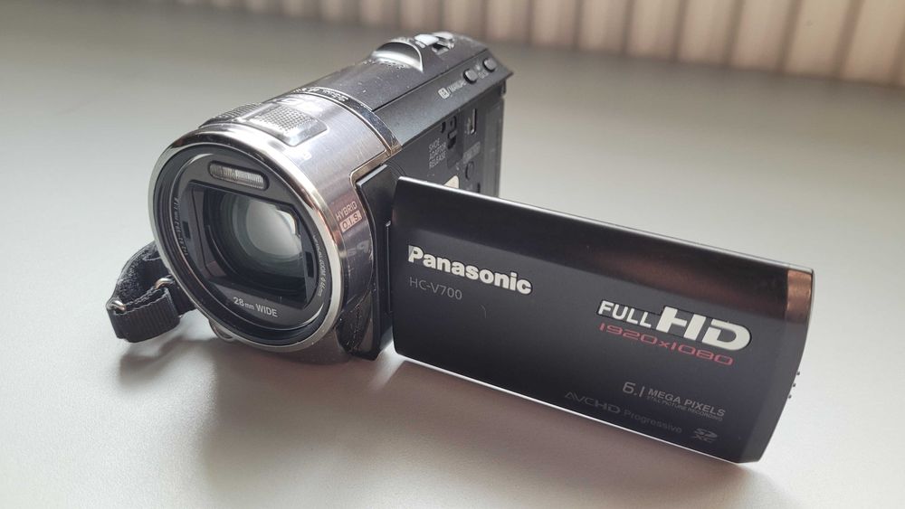 Panasonic HC-V700 Full HD + Etui / Karta Pamięci 32GB / Dobry stan