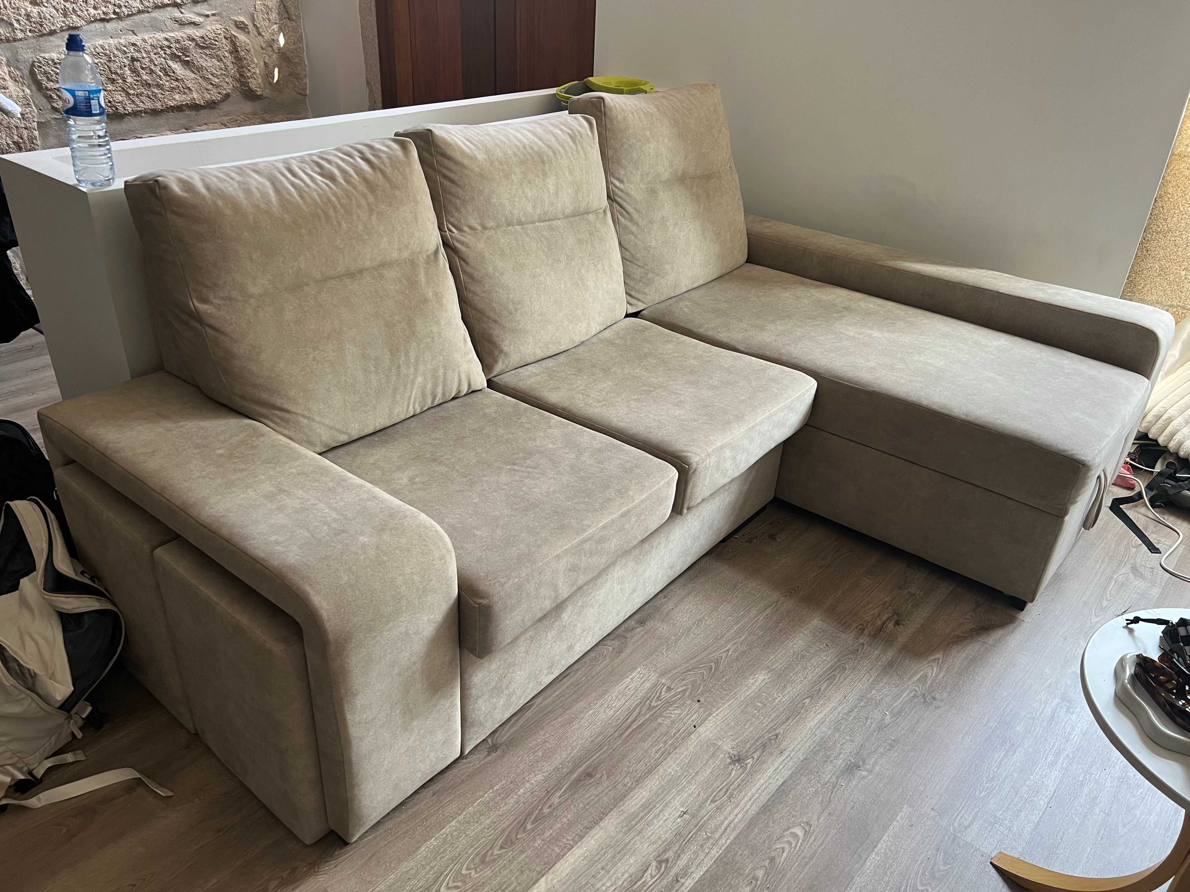 Sofá Chaise Longue com Baú e 2 Puffs