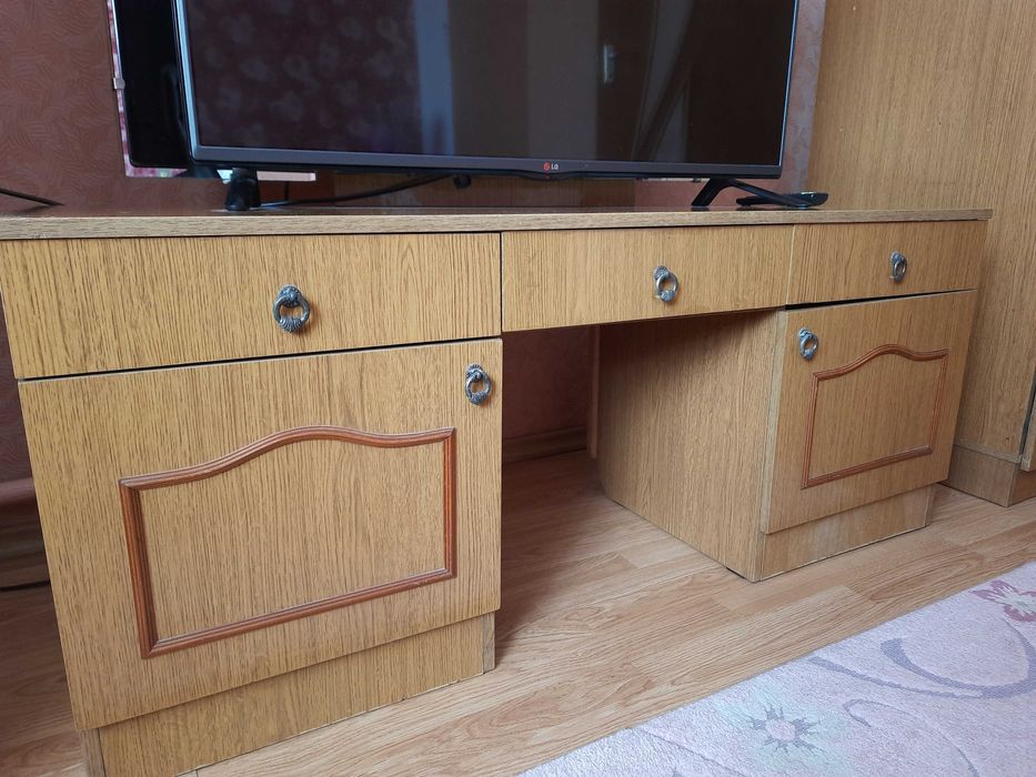 Шкафи, трельяж, стінка у вітальню