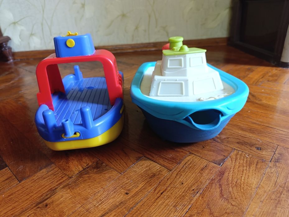 2 іграшкові кораблі в гарному стані для купання чи просто гри вдома