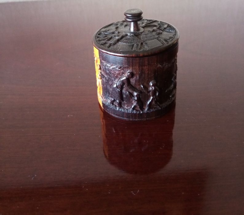 Pequeno pote em madeira finamente trabalhada