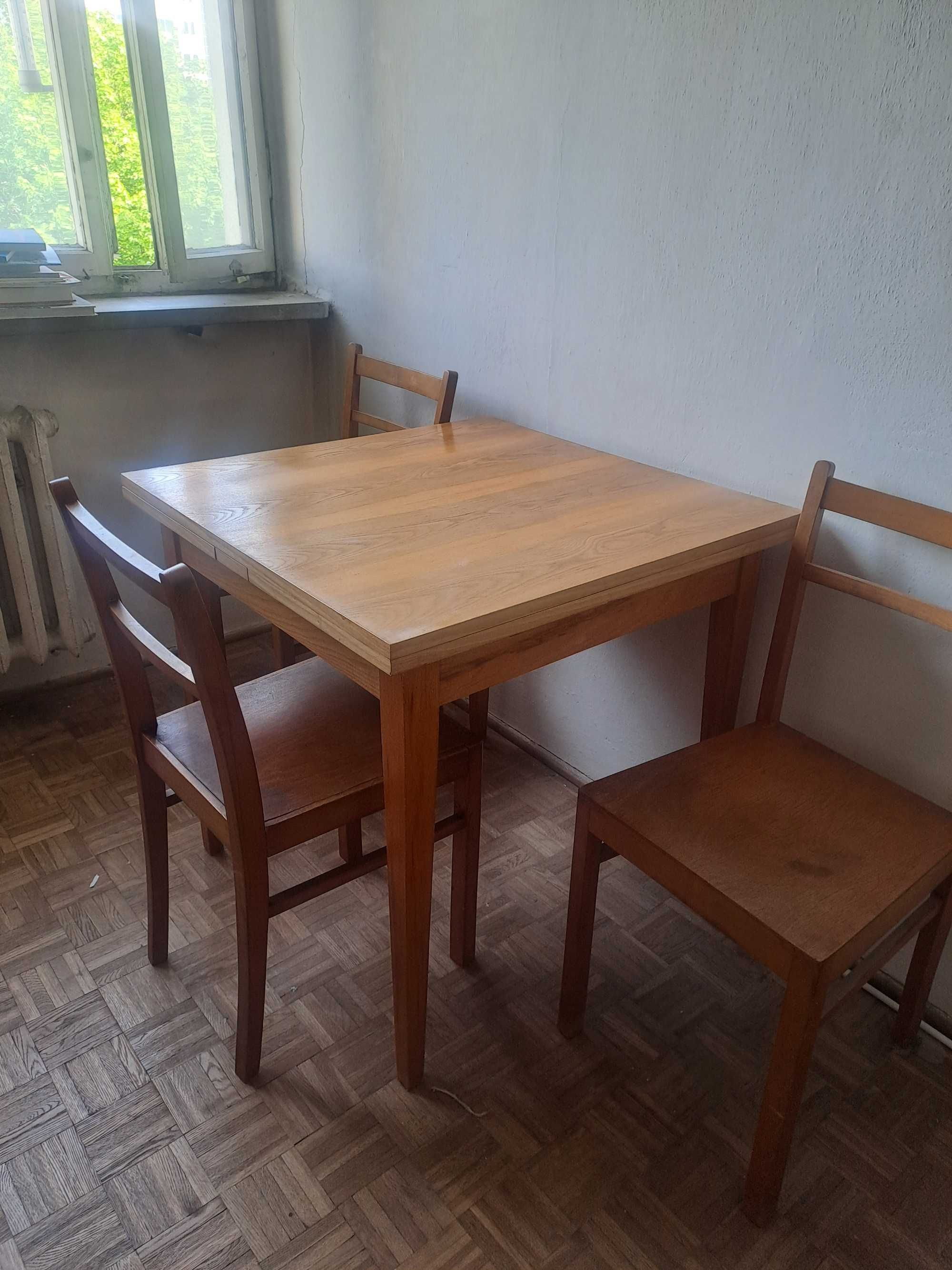Drewniane krzesła i stół lata 60/70
