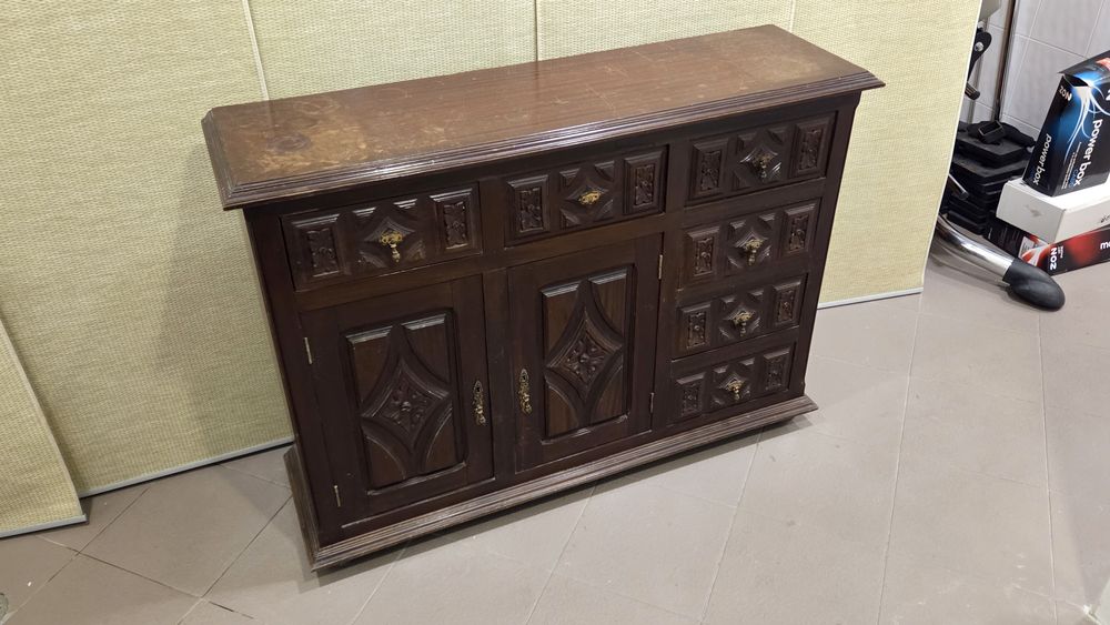 Armário antigo de madeira trabalhada