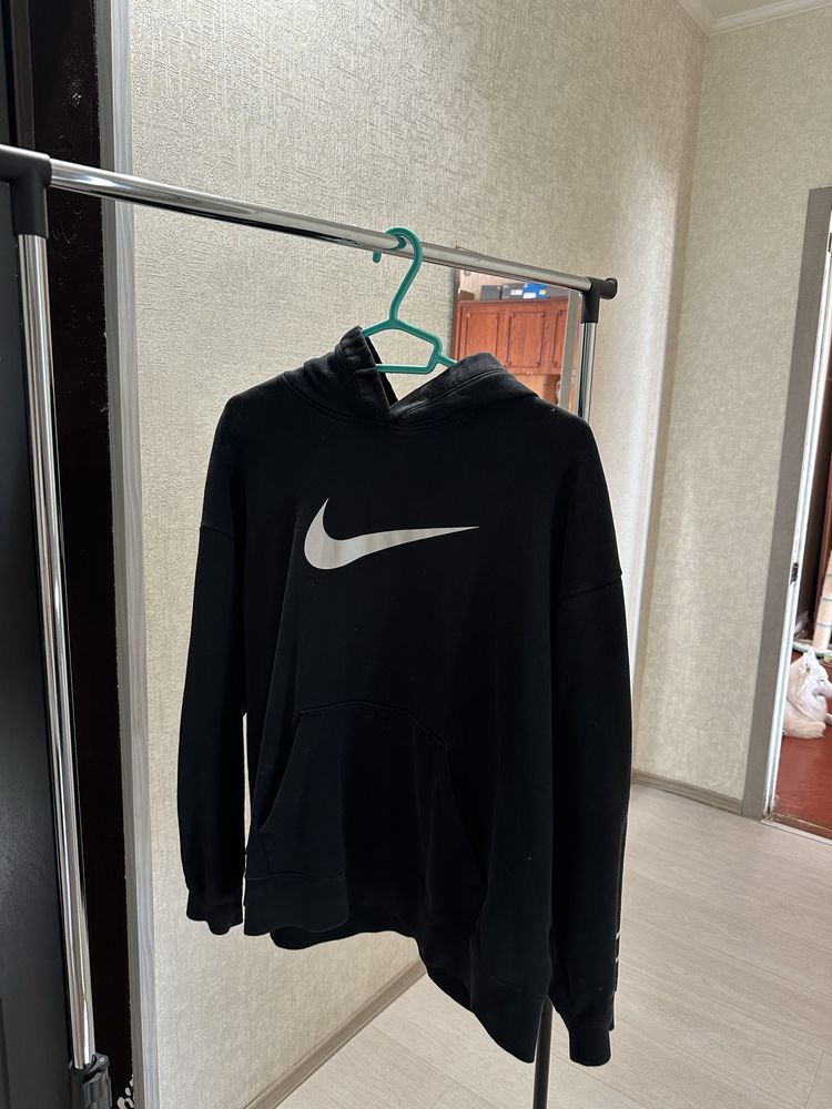Кофта від Nike в чорному колірі