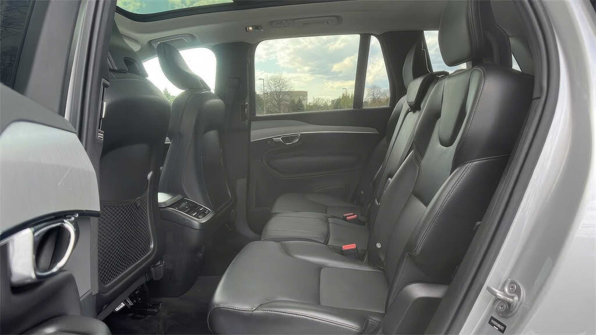2022 Volvo XC90 T5 Momentum