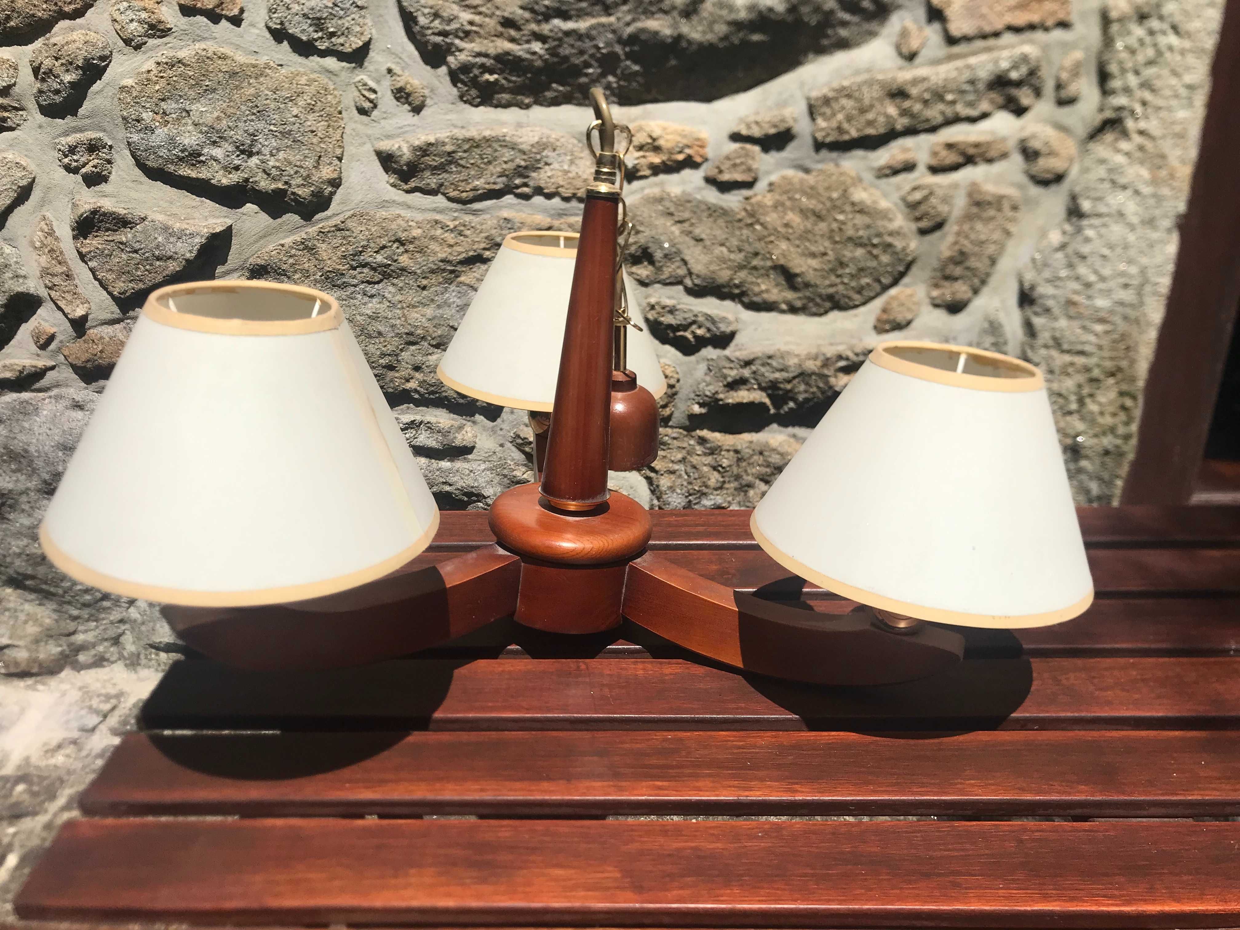 Candeeiro de tecto com três lampadas