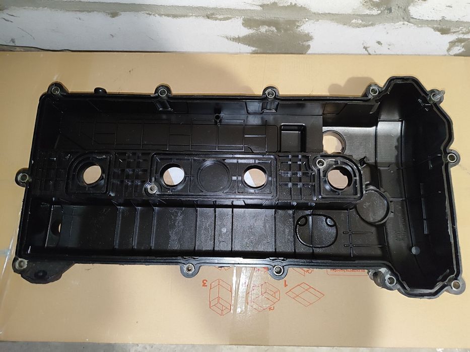 Клапанна кришка мотор 1.8. Мазда 5. Форд