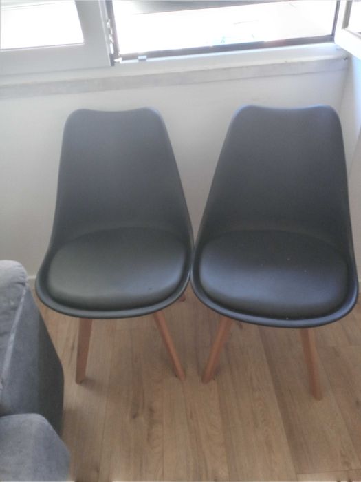 mesa extensiva com 06 cadeiras