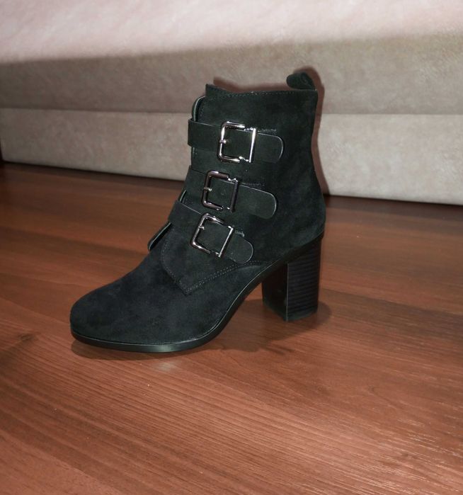 Нові жіночі чобітки демісезонні замшеві.