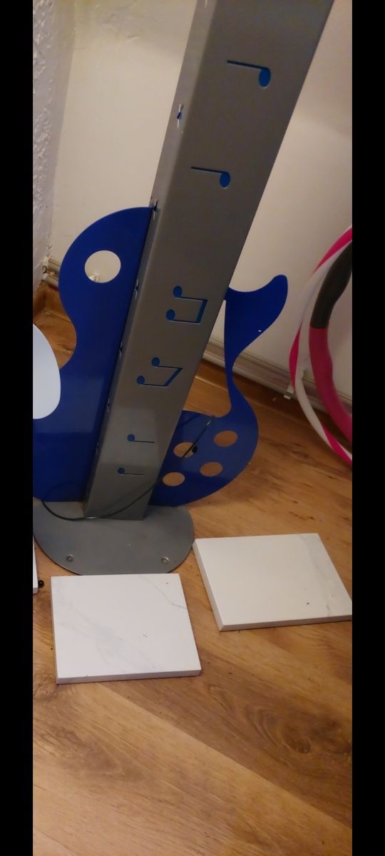 Gitara blaszana z lekkim podświetleniem